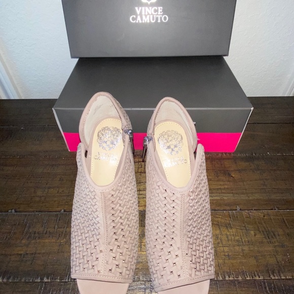 New Vince Camuto Size 5M - Picture 4 of 5